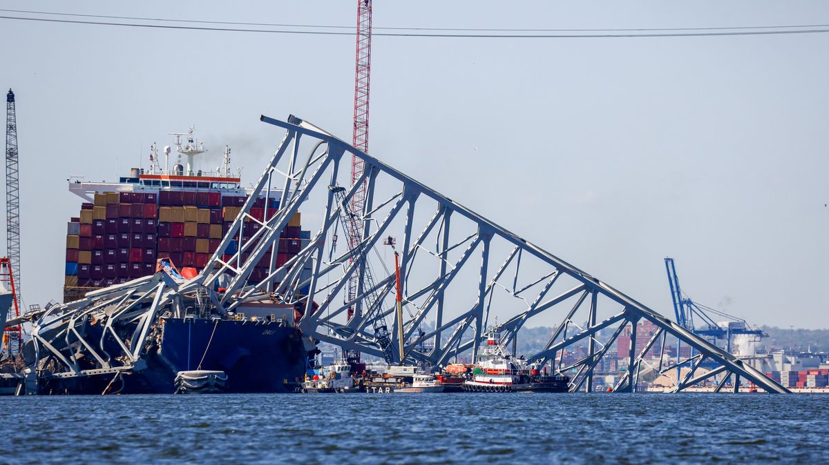 Představitelé Baltimoru viní ze zřícení mostu majitele a provozovatele nákladní lodi